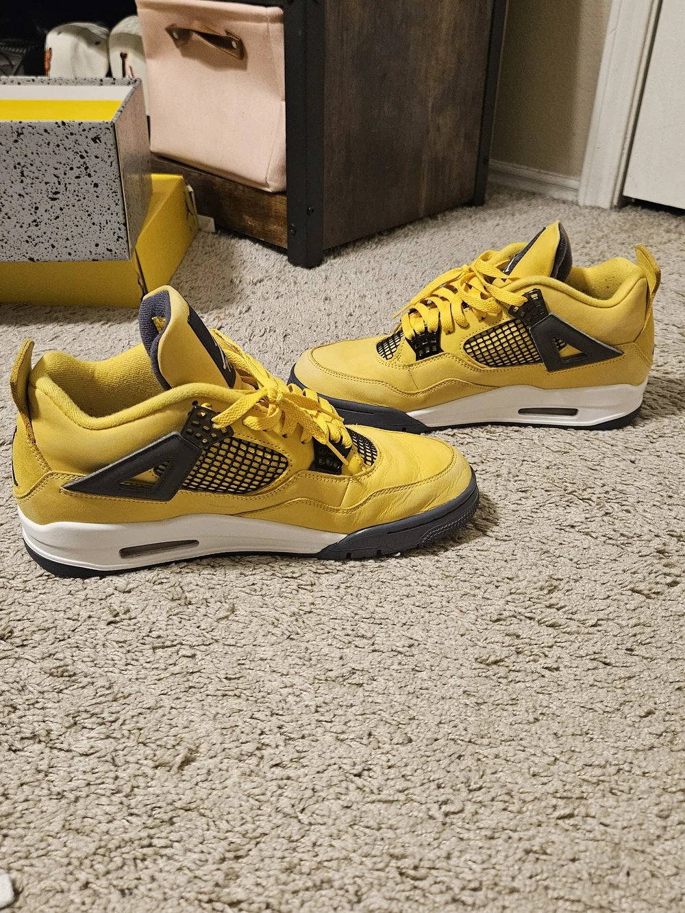 Retro Jordan 4's Lighting